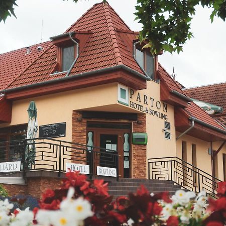 Parton Hotel & Bowling Tiszakecske Ngoại thất bức ảnh