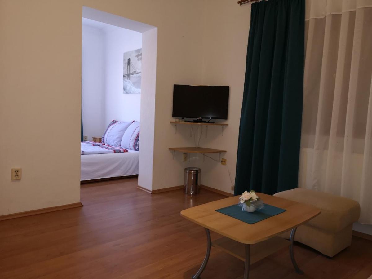 Parton Hotel & Bowling Tiszakecske Ngoại thất bức ảnh