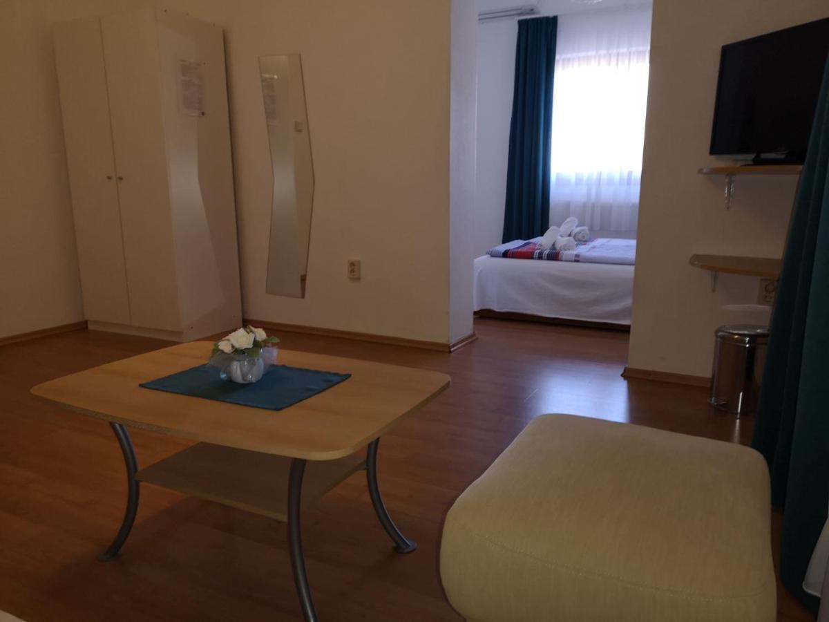 Parton Hotel & Bowling Tiszakecske Ngoại thất bức ảnh