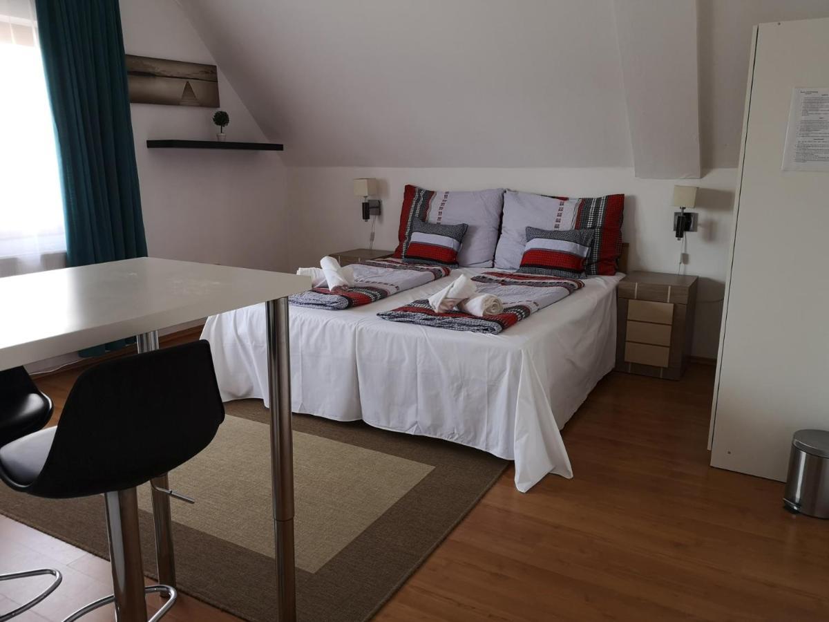 Parton Hotel & Bowling Tiszakecske Ngoại thất bức ảnh