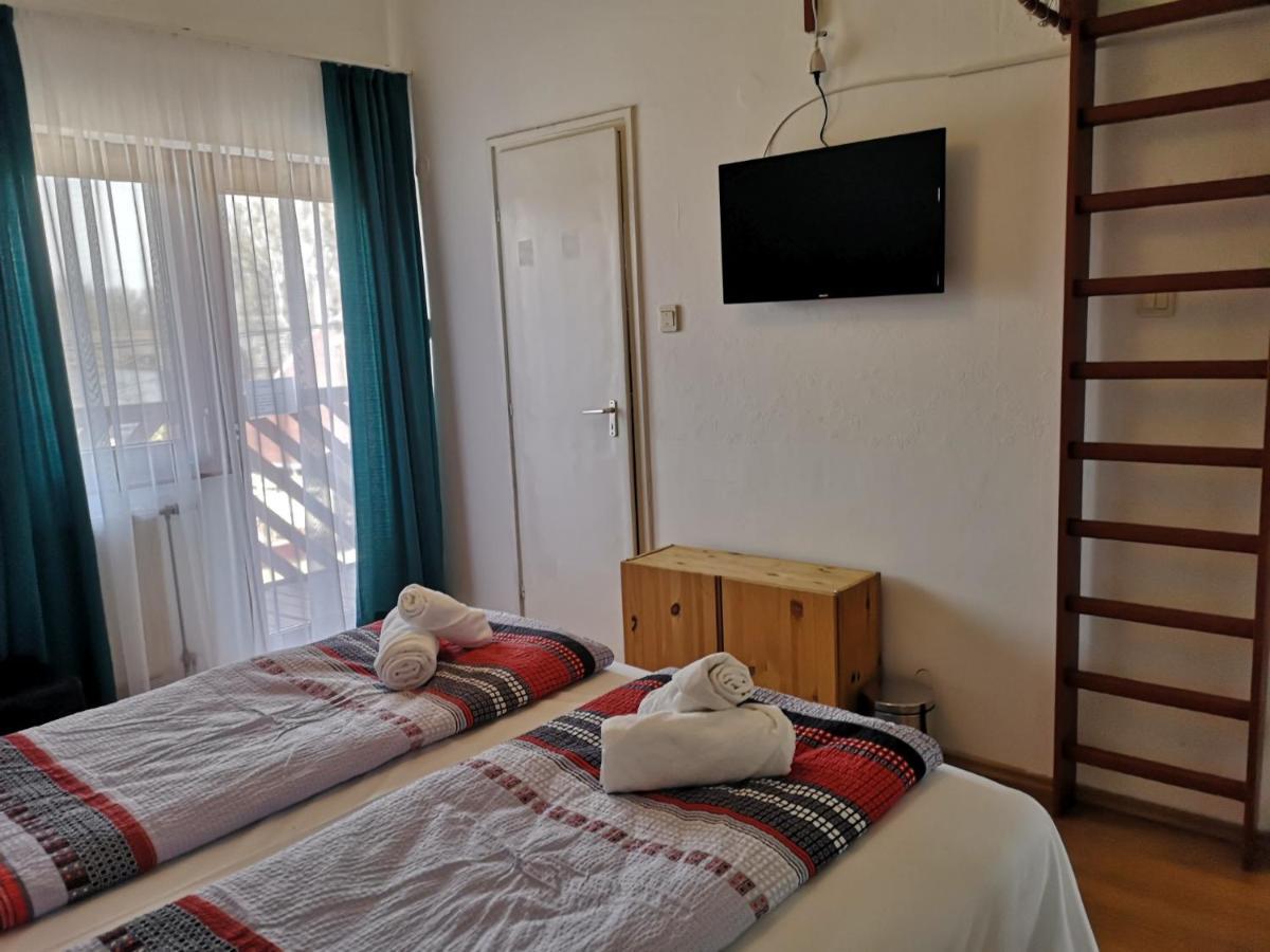 Parton Hotel & Bowling Tiszakecske Ngoại thất bức ảnh